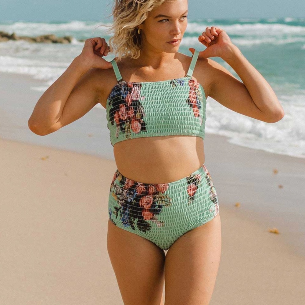 NWT Albion Fit Charlotte Smocked Crop + High Waisted Bottoms (M)